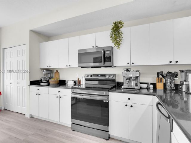 Продажа дома по адресу 738 NE 90th St 207 - фото 7529738