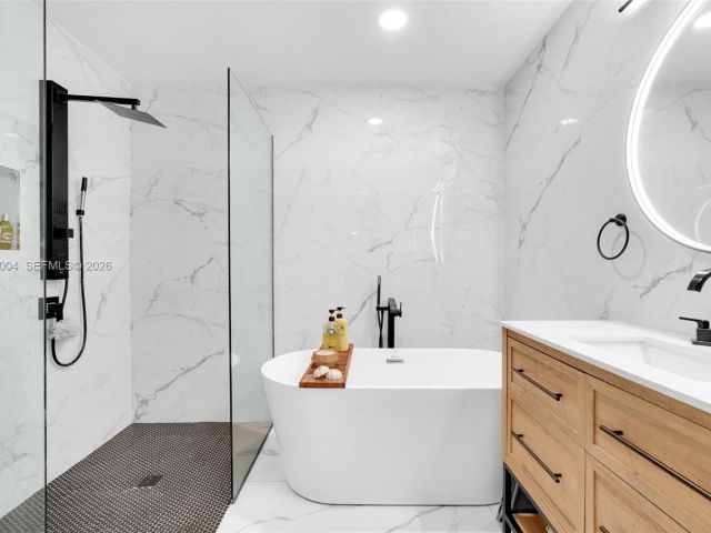 Продажа дома по адресу 738 NE 90th St 207 - фото 7529739