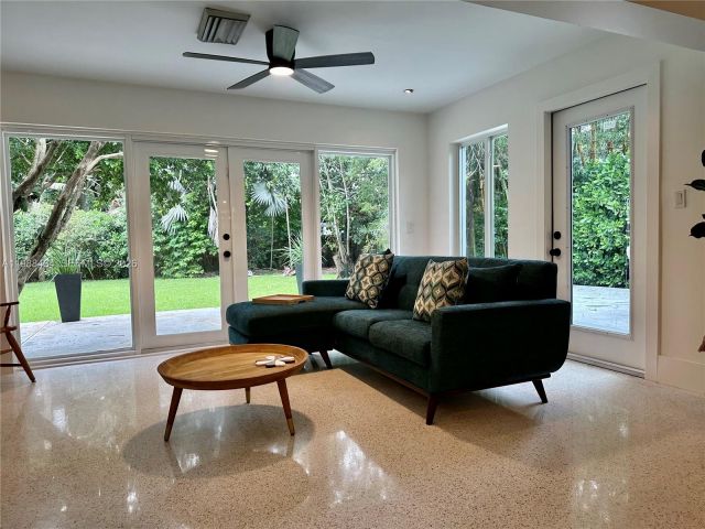 Дом в аренду по адресу 1351 SW 32nd St n/a - фото 7529988