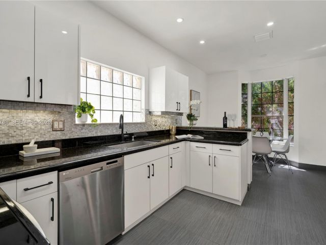 Продажа дома по адресу 1251 Hayes St - фото 7529871