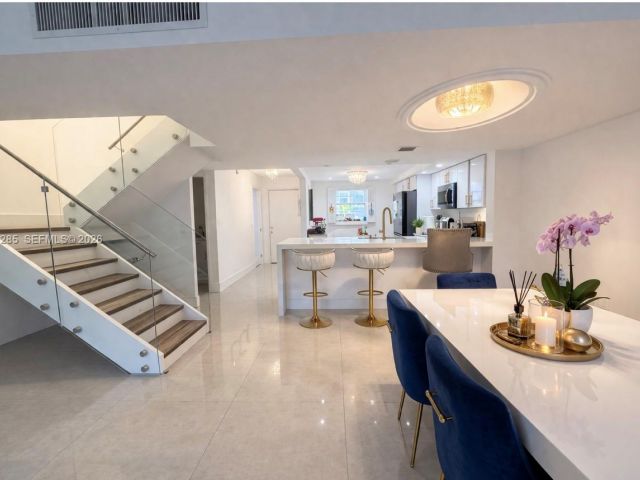 Продажа дома по адресу 2308 NE 7th St 29 - фото 7537112