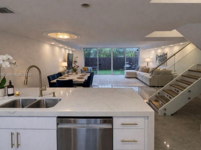 Продажа дома по адресу 2308 NE 7th St 29 - фото 7537113