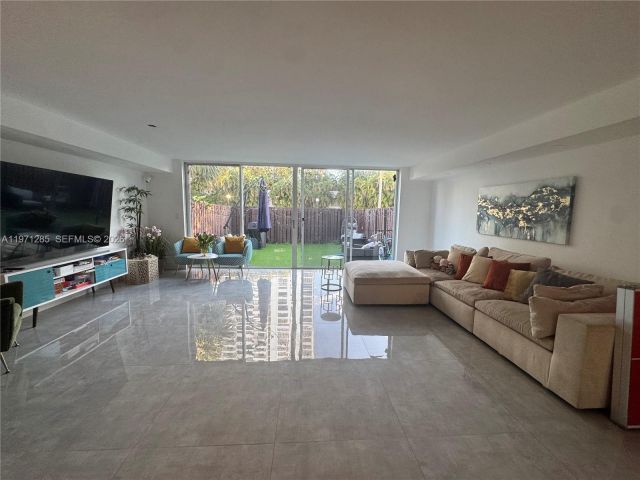 Продажа дома по адресу 2308 NE 7th St 29 - фото 7537115