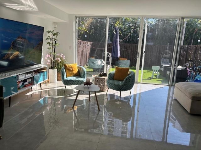 Продажа дома по адресу 2308 NE 7th St 29 - фото 7537116