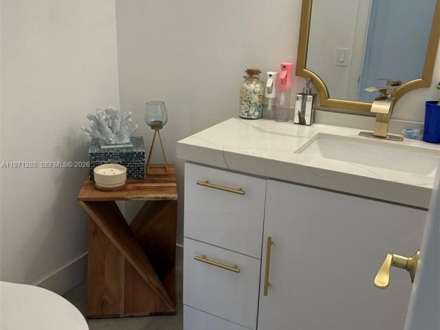 Продажа дома по адресу 2308 NE 7th St 29 - фото 7537117