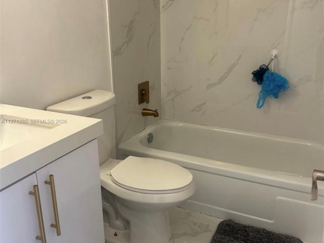 Продажа дома по адресу 2308 NE 7th St 29 - фото 7537119