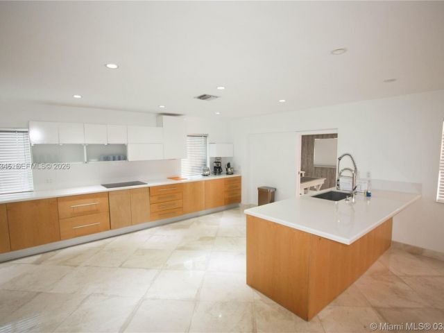 Дом в аренду по адресу 3406 NE 168th St 3406 - фото 7531191