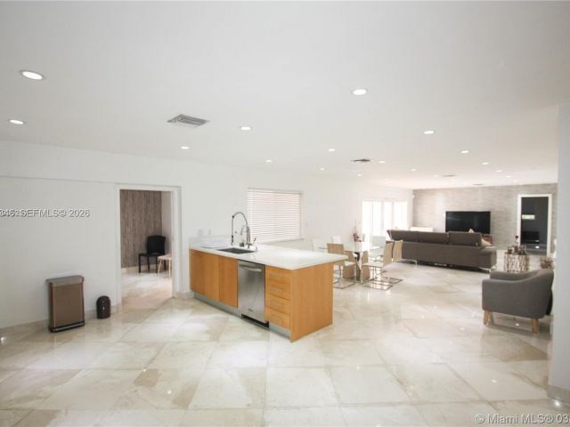 Дом в аренду по адресу 3406 NE 168th St 3406 - фото 7531192