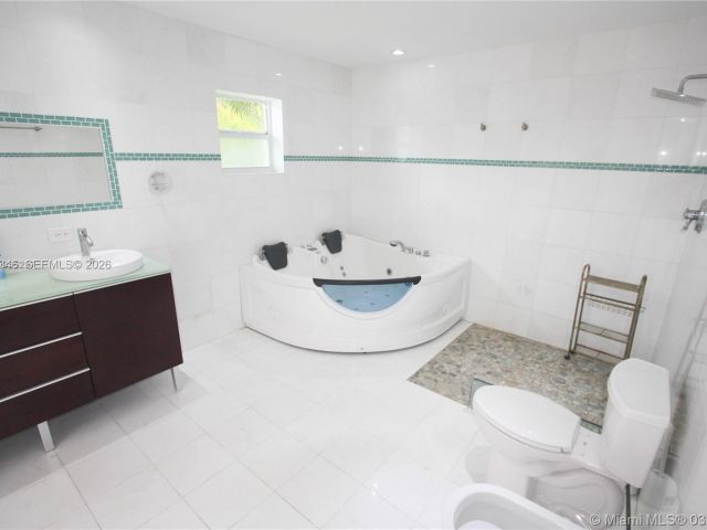 Дом в аренду по адресу 3406 NE 168th St 3406 - фото 7531194