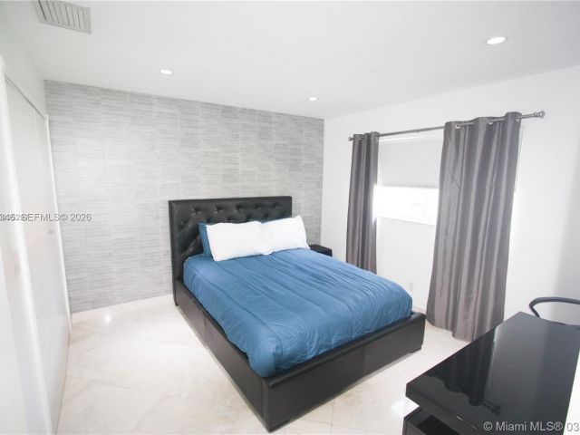 Дом в аренду по адресу 3406 NE 168th St 3406 - фото 7531197