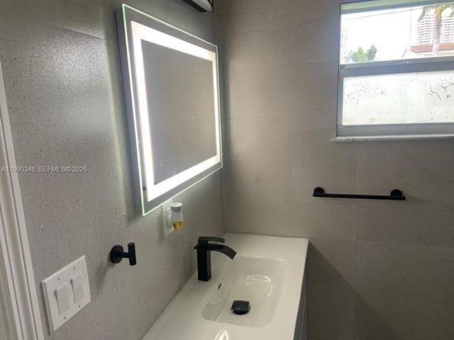 Дом в аренду по адресу 3406 NE 168th St 3406 - фото 7531199