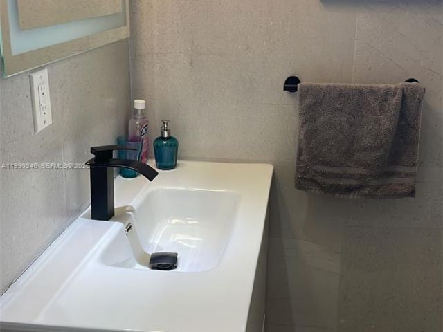 Дом в аренду по адресу 3406 NE 168th St 3406 - фото 7531203