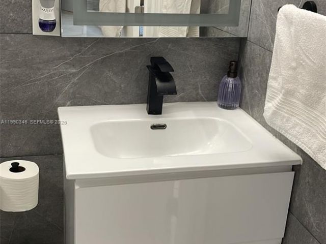 Дом в аренду по адресу 3406 NE 168th St 3406 - фото 7531204