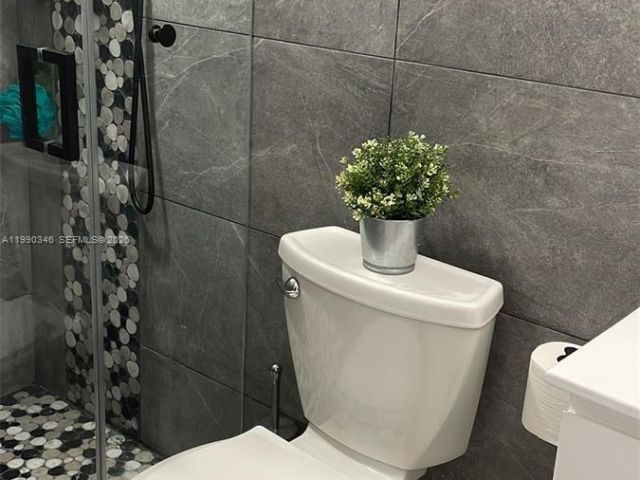 Дом в аренду по адресу 3406 NE 168th St 3406 - фото 7531206