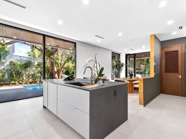 Продажа дома по адресу 234 SW 22nd Rd - фото 9385177