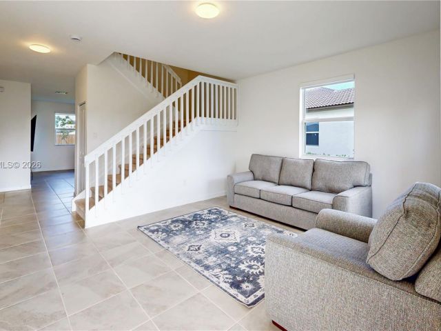 Дом в аренду по адресу 2333 SE 28th Ct - фото 7531232