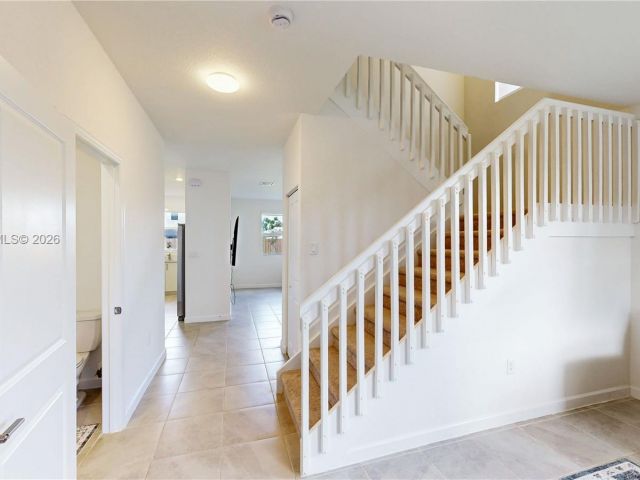 Дом в аренду по адресу 2333 SE 28th Ct - фото 7531235