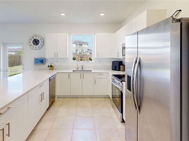 Дом в аренду по адресу 2333 SE 28th Ct - фото 7531236