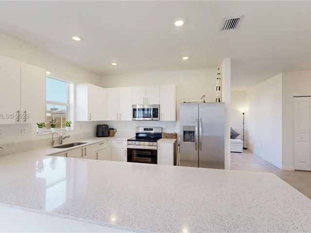 Дом в аренду по адресу 2333 SE 28th Ct - фото 7531237