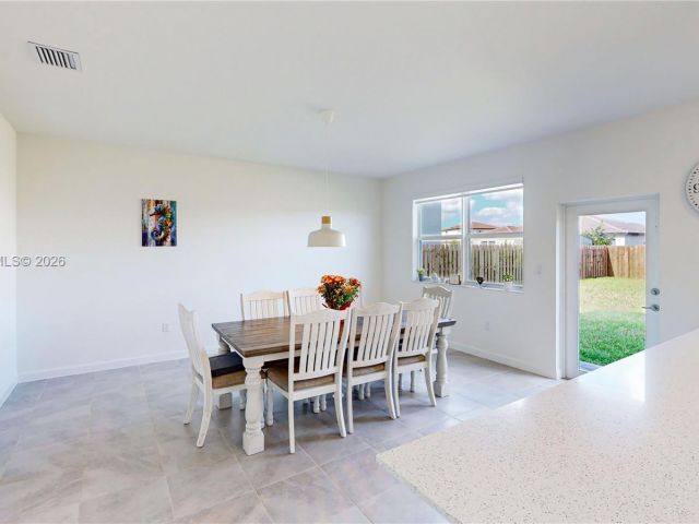 Дом в аренду по адресу 2333 SE 28th Ct - фото 7531239