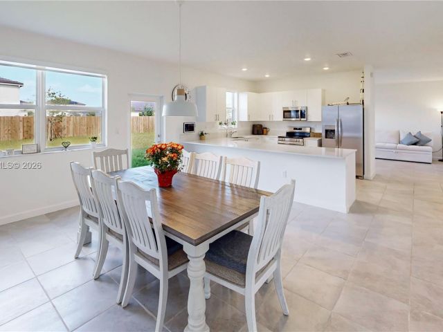 Дом в аренду по адресу 2333 SE 28th Ct - фото 7531240