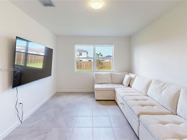 Дом в аренду по адресу 2333 SE 28th Ct - фото 7531241