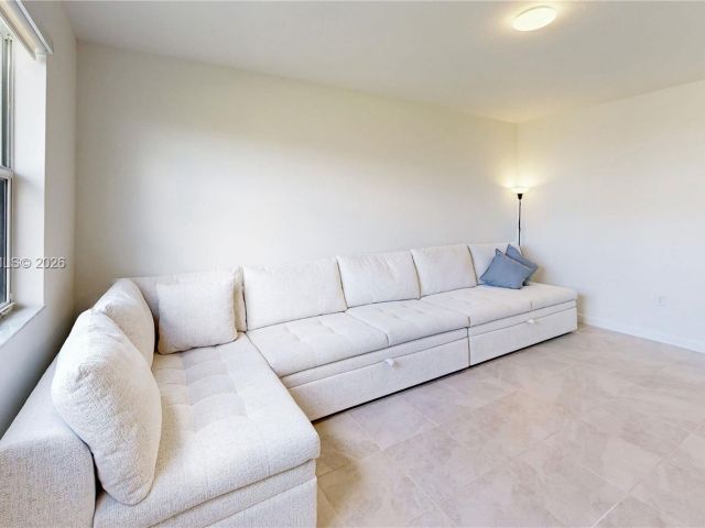 Дом в аренду по адресу 2333 SE 28th Ct - фото 7531242