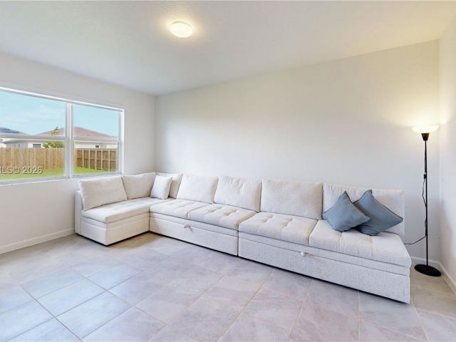 Дом в аренду по адресу 2333 SE 28th Ct - фото 7531243