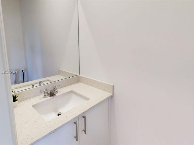 Дом в аренду по адресу 2333 SE 28th Ct - фото 7531244