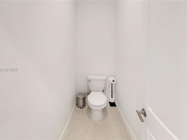 Дом в аренду по адресу 2333 SE 28th Ct - фото 7531245