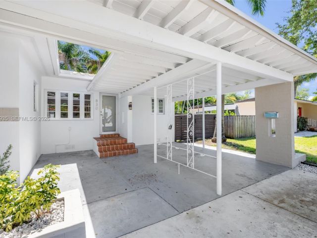 Продажа дома по адресу 830 NE 72nd St - фото 7531985