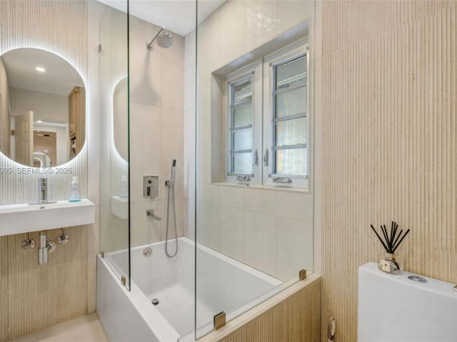 Продажа дома по адресу 830 NE 72nd St - фото 7531989