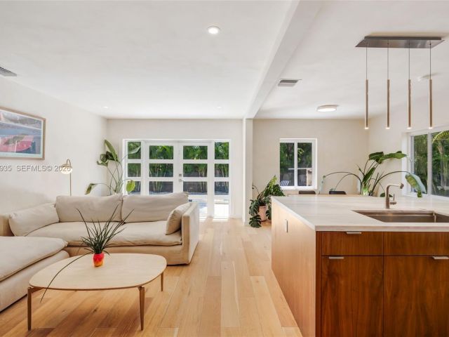 Продажа дома по адресу 830 NE 72nd St - фото 7531990