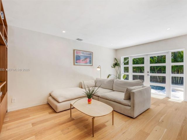 Продажа дома по адресу 830 NE 72nd St - фото 7531991