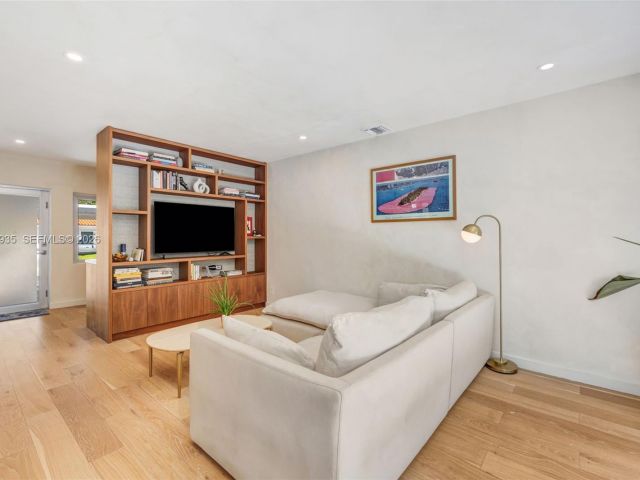 Продажа дома по адресу 830 NE 72nd St - фото 7531992