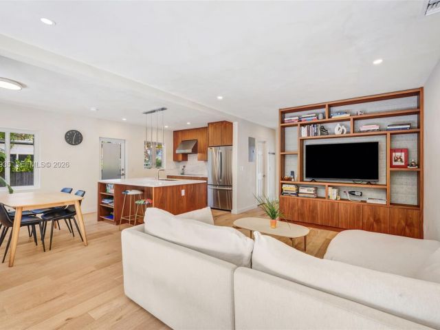 Продажа дома по адресу 830 NE 72nd St - фото 7531993