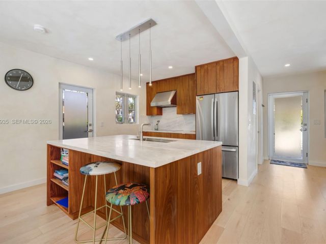 Продажа дома по адресу 830 NE 72nd St - фото 7531994