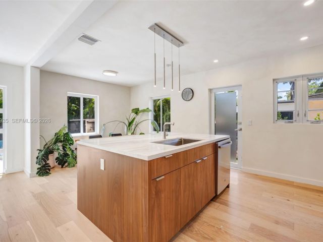 Продажа дома по адресу 830 NE 72nd St - фото 7531995