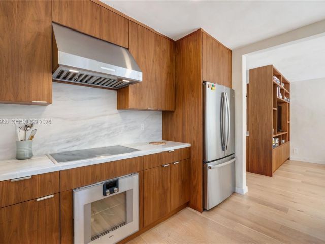 Продажа дома по адресу 830 NE 72nd St - фото 7531996