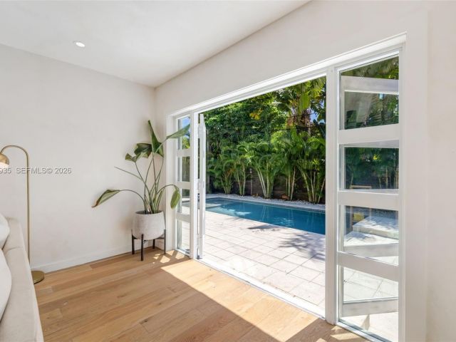 Продажа дома по адресу 830 NE 72nd St - фото 7531999