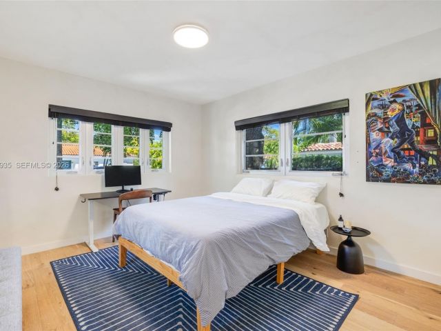 Продажа дома по адресу 830 NE 72nd St - фото 7532000