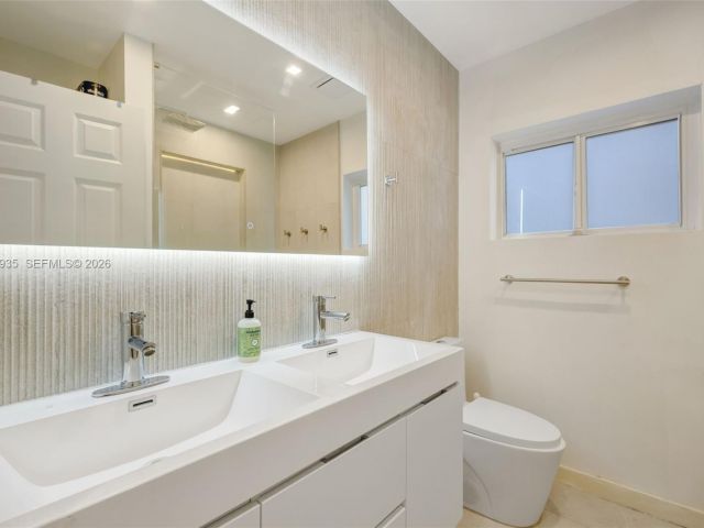 Продажа дома по адресу 830 NE 72nd St - фото 7532002
