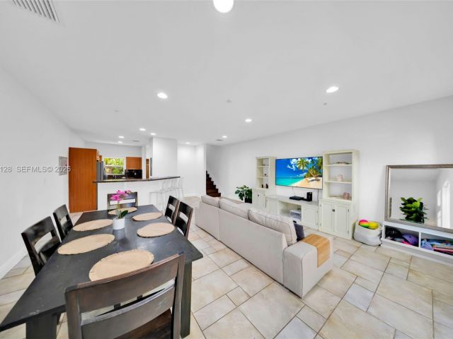 Продажа дома по адресу 2917 SW 30th Ct 2917 - фото 7532595