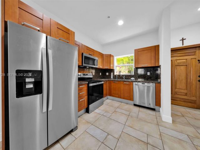 Продажа дома по адресу 2917 SW 30th Ct 2917 - фото 7532605