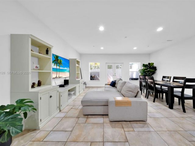 Продажа дома по адресу 2917 SW 30th Ct 2917 - фото 7532607