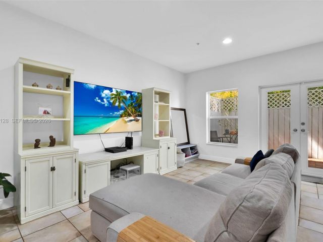 Продажа дома по адресу 2917 SW 30th Ct 2917 - фото 7532608