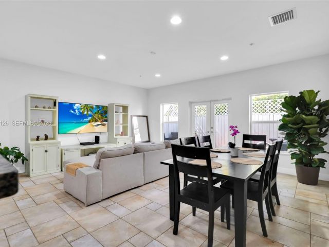 Продажа дома по адресу 2917 SW 30th Ct 2917 - фото 7532609