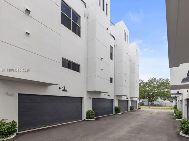 Продажа дома по адресу 721 SE 12th Ct 4 - фото 7532834