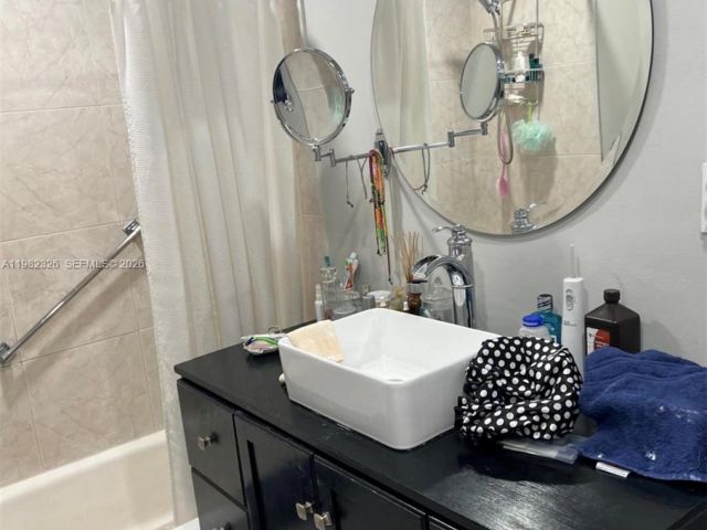 Продажа дома по адресу 2190 SW 22 terrace - фото 7532704