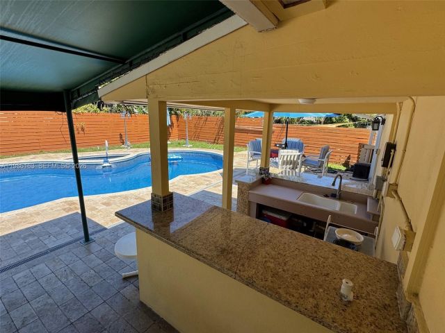 Продажа дома по адресу 2355 SE 7th St - фото 7532804